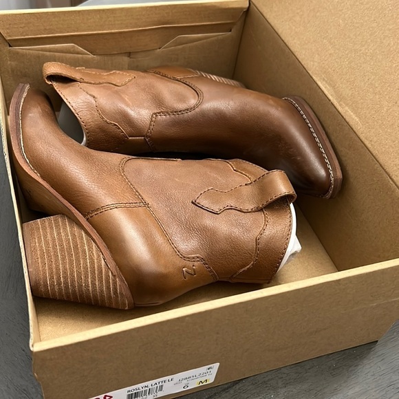 ZODIAC Women's Roslyn Western Booties - Picture 2 of 13